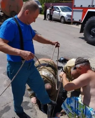 В Залегощи из канализационного колодца спасли двух человек