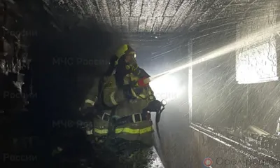 Орловские пожарные спасли от огня трёх человек, два дома, гараж и катер