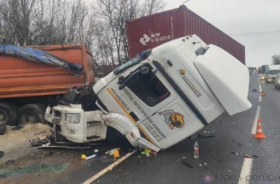 При столкновении большегрузов в Орловском МО пострадали два человека