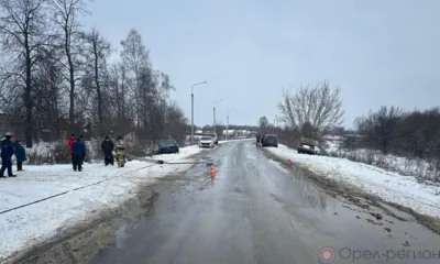 На орловской трассе Chevrolet столкнулся с ВАЗом и врезался в столб