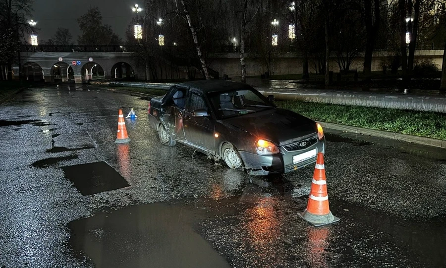 В центре Орла Lada Priora врезалась в столб