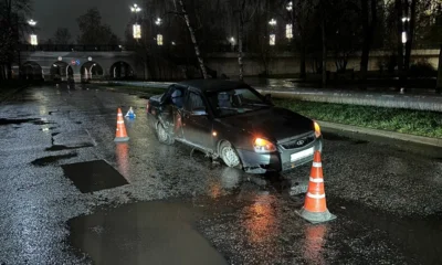 В центре Орла Lada Priora врезалась в столб