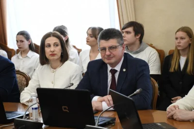 Фото 1. Достигшие особых успехов молодые орловцы получили награды