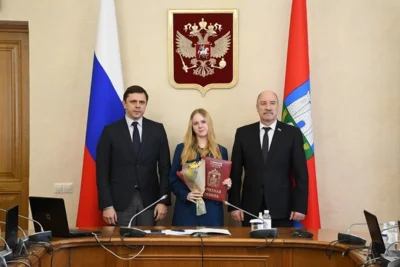 Фото 4. Достигшие особых успехов молодые орловцы получили награды