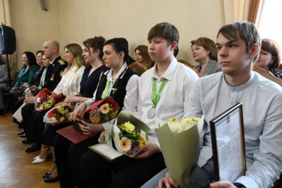 Фото 18. Достигшие особых успехов молодые орловцы получили награды