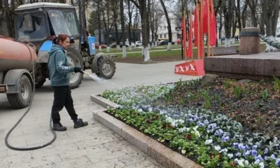 Фото 1. В Орле к майским праздникам красят лавочки и убирают песок с улиц