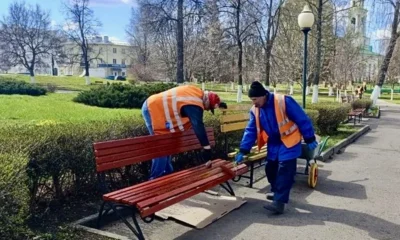 Фото 2. В Орле к майским праздникам красят лавочки и убирают песок с улиц