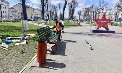 В Орле к майским праздникам красят лавочки и убирают песок с улиц