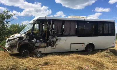 В Орловской области при столкновении автобуса и грузовика пострадали девять человек