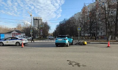 В Орле курьер попал под колёса Geely на перекрёстке