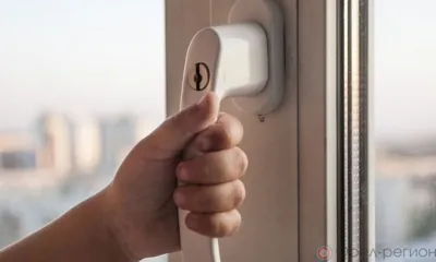 Орловским спасателям пришлось вызволять женщину с балкона