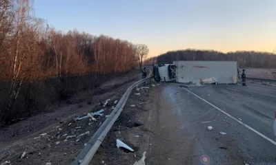 На орловской трассе перевернулся грузовик