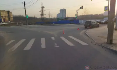 В Орле Mitsubishi на тротуаре сбил двух человек