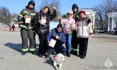 Сотрудники МЧС дарили орловчанкам цветы