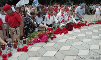 В парке Победы в Орле почтили память детей - жертв войны в Донбассе. Фоторепортаж