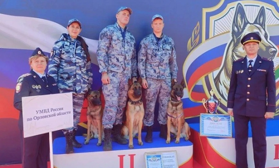 Орловские полицейские и их четвероногие напарники привезли серебро с чемпионата в Казани