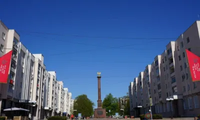 В Орле возле стелы «Город воинской славы» разместили два знамени Победы