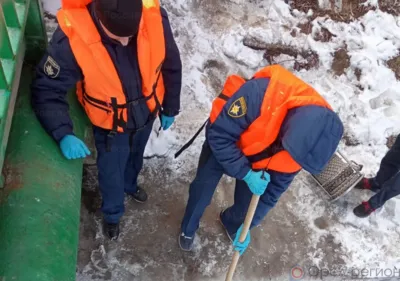 В Орле спасатели достали тело мужчины из-подо льда