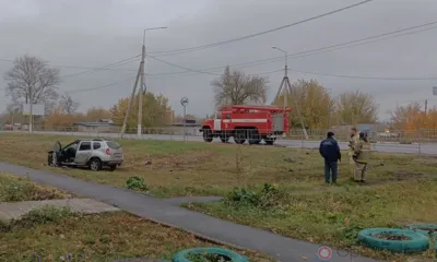 Под Орлом Renault протаранил ограждение, врезался в столб и вылетел в кювет