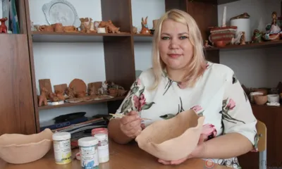 В творческой студии керамистов при Змиёвской ДШИ ребят учат делать керамическую посуду, подсвечники, скульптуры