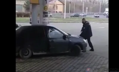 В Орле пытавшийся задержать нарушителей росгвардеец оказался на капоте машины