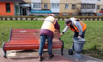В орловских скверах красят скамейки
