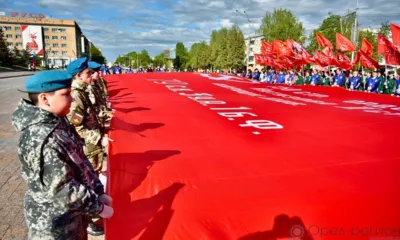 На центральной площади Орла развернули большой дубликат Знамени Победы