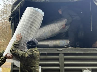 Фото 2. Представители орловского вуза и добровольцы отправили груз в зону СВО