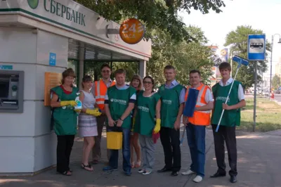 В Тамбове организовали «помывку» остановочных павильонов Сбербанка