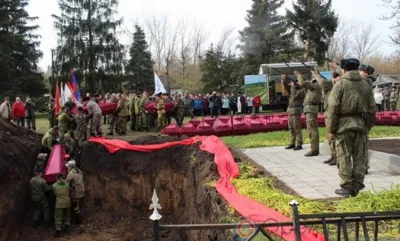 В селе Топки Покровского района перезахоронены с воинскими почестями 302 красноармейца