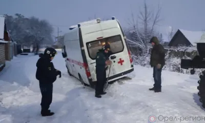В Орле на заснеженных дорогах застряли машина скорой помощи и КАМАЗ