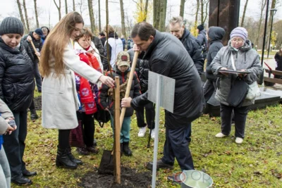 Фото 7. 1 ноября в парке Победы в Орле прошла международная акция «Сад памяти»