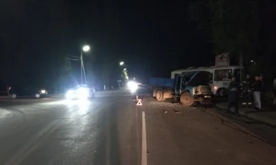 В Ливнах грузовик и автобус не поделили дорогу