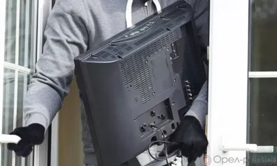 Орловец выбил дверь в комнате общежития и похитил телевизор