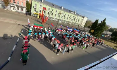 В Орле в День воссоединения с Россией ЛДНР, Запорожской и Херсонской областей прошёл флешмоб