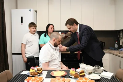 Фото 2. Андрей Клычков поздравил с Днём Победы семью орловского участника СВО Евгения Рубакова