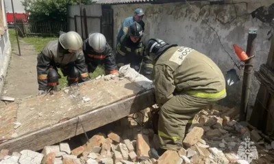 В Мценске спасатели достали мужчину из-под обрушившейся стены