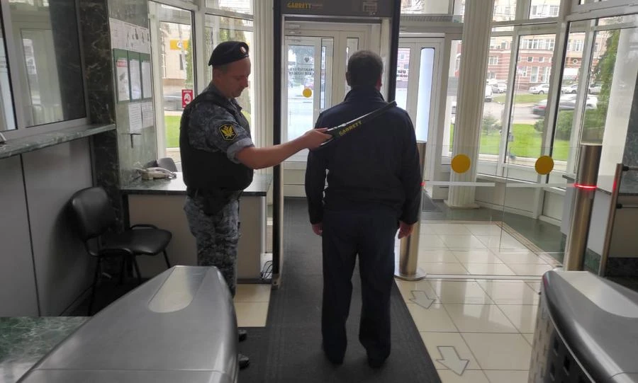 В орловские суды пытались пронести оружие, электрошокеры и боеприпасы