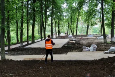 В Болхове продолжается реконструкция парка «Сад-Городок»