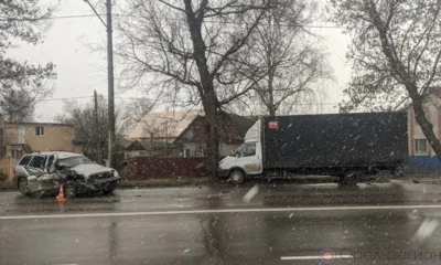 В Орле Hyundai Santa Fe протаранил стоящий на обочине грузовик