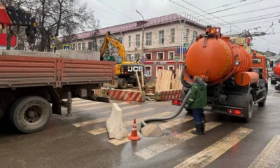 Улицу Октябрьскую в Орле помоют водой с хлоркой после прорыва канализации