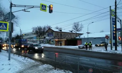 На ул. Михалицына в Орле Renault Fluence сбил двух человек