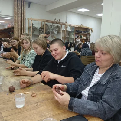 Фото 1. Ливенские студенты изготовили из шерсти мощный символ Орловщины — зубров
