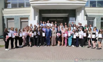 Андрей Клычков наградил орловцев из добровольческого кол-центра