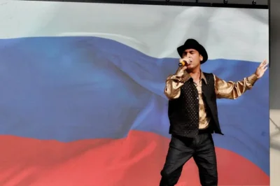 Фото 1. В московском театре «Ромэн» исполняют песни орловца Петра Оглы