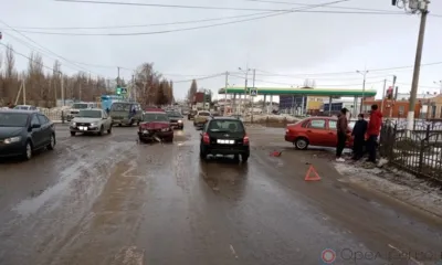В Ливнах Lada Kalina и ВАЗ-21104 не поделили дорогу