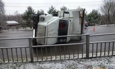 В Орле перевернулся грузовик