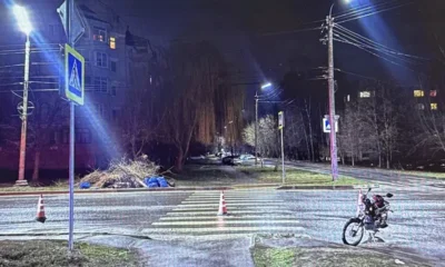 В Орле мопед на переходе сбил двух женщин и ребёнка