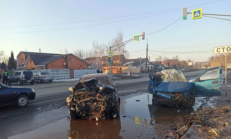 В Орле лоб в лоб столкнулись Hyundai и «десятка»