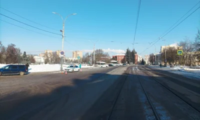 В центре Орла Lada на пешеходном переходе сбила 22-летнего парня